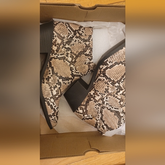 Skechers Crista snake print boot size 7 - Picture 3 of 5
